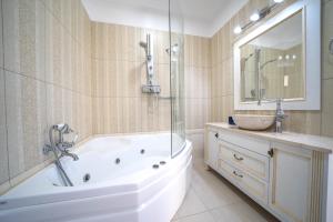 埃皮斯科皮Iremia Luxury Villa with pool的白色的浴室设有浴缸和水槽。