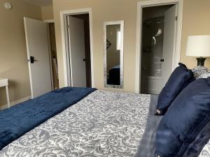 滑铁卢Hammer Haus III的一间卧室配有一张带蓝色枕头的大床