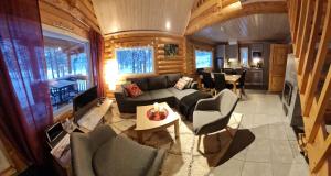 霍萨Lampiranta Log cabin的小屋内的客厅配有沙发和椅子