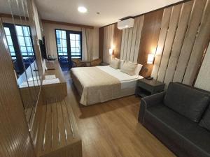 安卡拉bahçelievler hotels的酒店客房,配有床和沙发