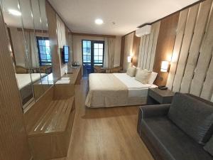 安卡拉bahçelievler hotels的酒店客房,配有床和沙发