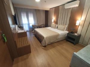 安卡拉bahçelievler hotels的酒店客房,配有床和电视