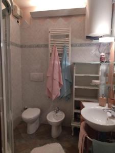 库马约尔Chezmoi的一间带卫生间和水槽的浴室