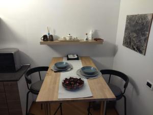 库马约尔Chezmoi的一张桌子,上面有两把椅子和一碗水果