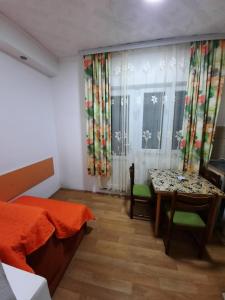 索科矿泉村Smeštaj Milenković的一间卧室配有一张床、一张桌子和一个窗户。