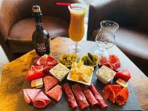 翁弗勒尔莫泰莱斯布鲁兹康泰克酒店的托盘,托盘上放不同种类的食物和一瓶啤酒
