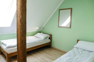 切尔诺夫策Sweet Home Hostel的小房间设有两张床和镜子