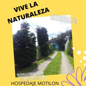 基多Hospedaje el Motilon的一张乡村道路的照片,上面写着“Vive la naturalella”