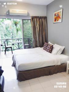 武吉丁宜Bukit Tinggi 1 Hati guesthouse的一间卧室设有一张床和一个阳台