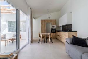 莫利纳德塞古拉Agradable casa con patio interior.的厨房以及带沙发和桌子的客厅。