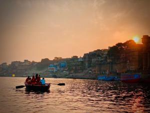 瓦拉纳西Live Free Hostel Varanasi的一群人,在船上
