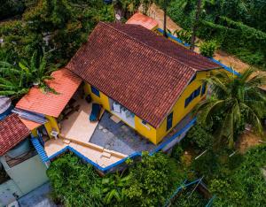 阿布拉奥Casa dos Franceses Ilha Grande的享有红色屋顶房屋的顶部景色