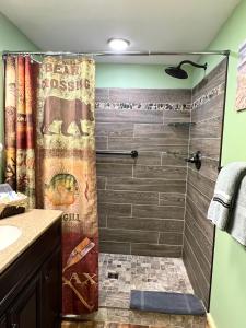 圣伊尼亚斯Moosewood Inn的带淋浴和浴帘的浴室
