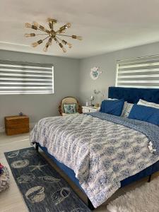 蓬塔戈尔达Punta Gorda Isles Haven的一间卧室配有蓝色的床和吊扇