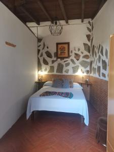 洛斯雷亚莱霍斯Casita Rural con Jacuzzi climatizado.的卧室配有白色的床