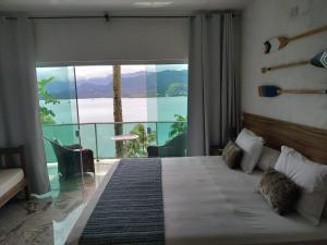 伊利亚贝拉Suites na Casa da Praia的一间卧室设有一张床,享有海景