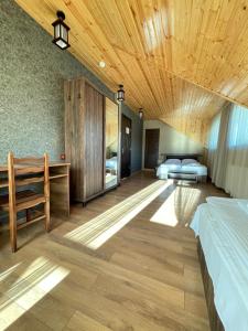 梅斯蒂亚Hotel Elite House的一间卧室设有两张床和木制天花板