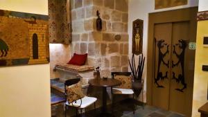 Baños de Rioja托雷富尔特S.XIII中世纪乡村旅馆的石墙客房内的桌椅