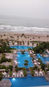 阿卡普尔科Mayan Vidanta Villas GOLF a 800 mt de la playa的享有度假村和海滩的空中景致