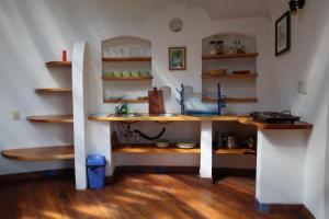 科帕卡巴纳Hotel La Cupula的一间厨房,里面配有桌子和书架