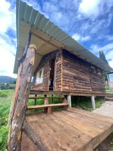 锡帕基拉Serás Libre Refugio的小木屋,屋顶在木甲板上
