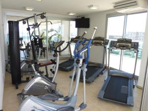 埃斯特角城Categoría, excelente ubicación y full amenities!的健身房设有跑步机和椭圆机