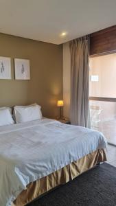 阿尔莎法Beit Alward的卧室配有一张大白色床和窗户