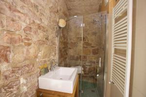 阿西西LE DIMORE ARCANGELO Maria的一间带水槽和淋浴的浴室