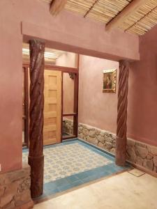 蒂尔卡拉La Elegida的一间有两根柱子的房间和一间带门的房间