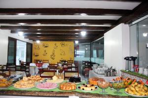 塞古罗港Hotel Ponta de Areia的自助餐,餐桌上摆满了食物