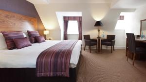 斯坦斯博林酒店 的酒店客房设有一张大床和一张书桌。