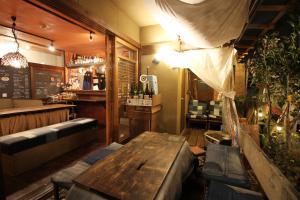 广岛广岛上佳旅馆 的一间带木桌的餐厅和一间酒吧