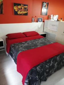 布宜诺斯艾利斯Premium Down Town的一间卧室配有一张红色墙壁的床