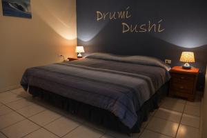 奥拉涅斯塔德卡马库里公寓酒店的一间卧室,配有一张床和一个读出 ⁇ 沟的标志