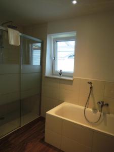 施特罗布尔K3公寓的带浴缸的浴室和窗户。