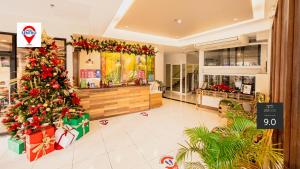 黎牙实比Hotel Sentro Legazpi的一间房间中间有圣诞树的商店