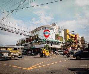 黎牙实比Hotel Sentro Legazpi的一条繁忙的城市街道,有汽车和巴士