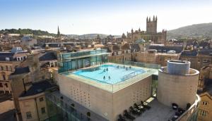 巴斯Little Elm - luxury home from home, free parking, 30-40 mins walk from Bath city centre的一座建筑的顶部设有一个游泳池