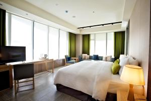 台东地景泽行馆的酒店客房设有一张大床和一台电视。