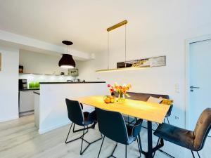 宾茨Haus Zudar / Prora的厨房以及带木桌和椅子的用餐室。