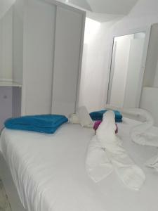 沙姆沙伊赫Sunshine Divers Club - Il Porto的客房内的白色床和毛巾