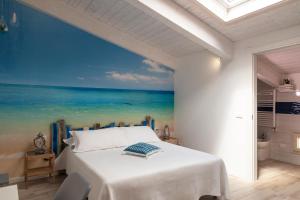 福洛尼卡Acquamarina b&b的一间卧室,装饰有海洋绘画