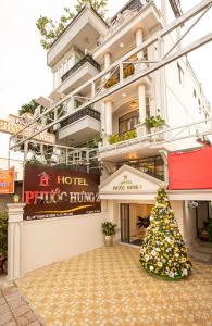 永隆Phước Hưng 2 Hotel的酒店前的圣诞树