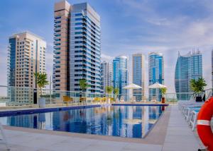 迪拜Royal Regency Suites Marina的一座游泳池,位于一些高楼前