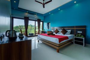 卡纳科纳Om Shanti Residence的一间卧室设有一张床和一个大窗户