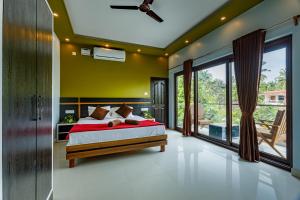 卡纳科纳Om Shanti Residence的一间卧室设有一张床和一个大窗户