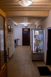 小莫拉夫卡Chata Myšák的走廊里,房间里设有冰箱