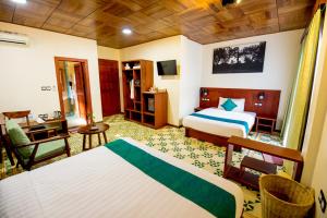 西哈努克Sunbird Garden Resort的酒店客房配有两张床和一张书桌