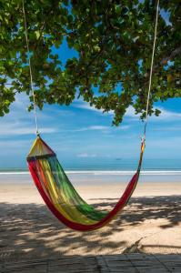 高兰Klongdao Sunset Villa的海滩上树上挂着一张色彩缤纷的吊床