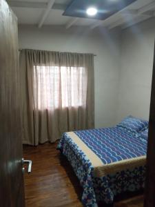 圣拉斐尔Cabañas Doña Irma的一间卧室设有一张床和一个窗口